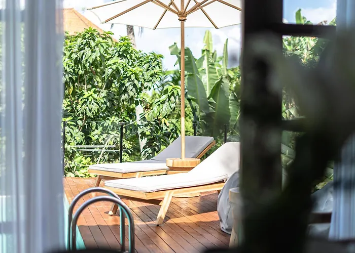 Garden Heights By Evdekimi - Elegant 3br Jungle Oasis With Hammock *