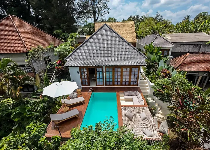Garden Heights By Evdekimi - Elegant 3br Jungle Oasis With Hammock ヴィラ *