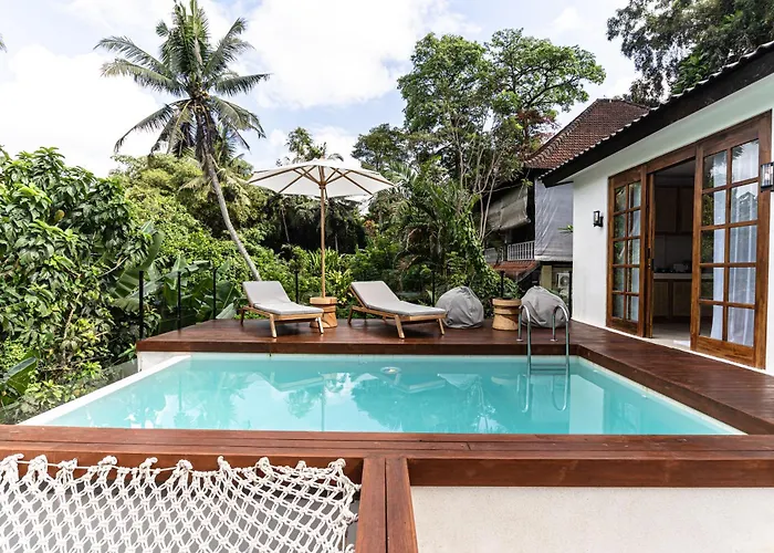 Garden Heights By Evdekimi - Elegant 3br Jungle Oasis With Hammock ヴィラ *